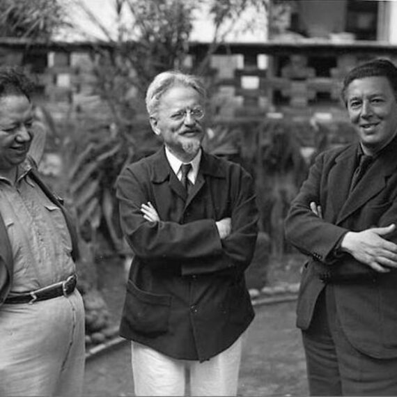 André Breton, Léon Trotski et Diego Rivera posent ensemble au Mexique