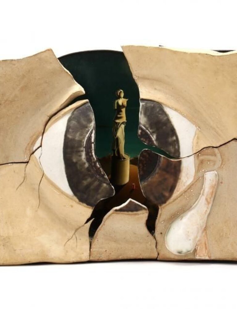 Assemblage surréaliste de fragments de céramique autour d'une figurine