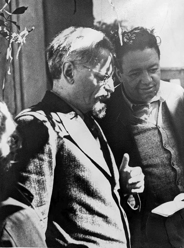 Deux hommes, dont Léon Trotski, échangent lors d