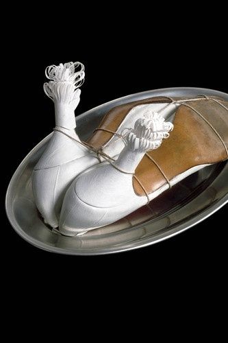 Objet surréaliste : homard blanc posé sur un plateau métallique