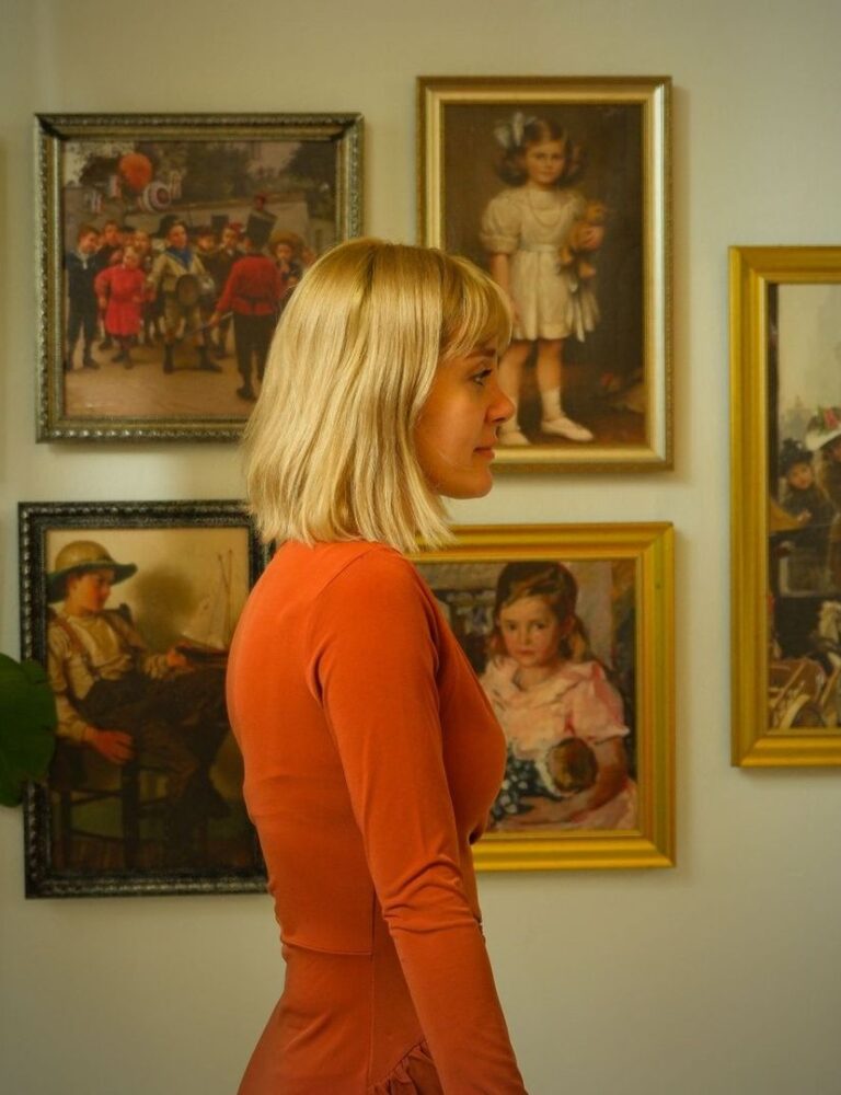 Visiteuse devant des tableaux anciens dans une galerie d’art