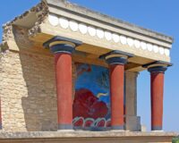 Reconstitution d’un temple minoen aux colonnes rouges et décor marin
