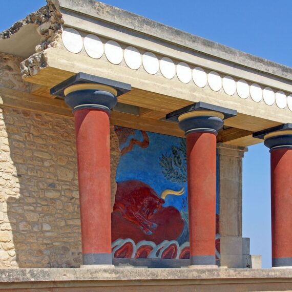 Reconstitution d’un temple minoen aux colonnes rouges et décor marin