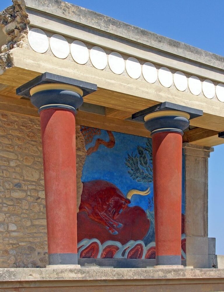 Reconstitution d’un temple minoen aux colonnes rouges et décor marin