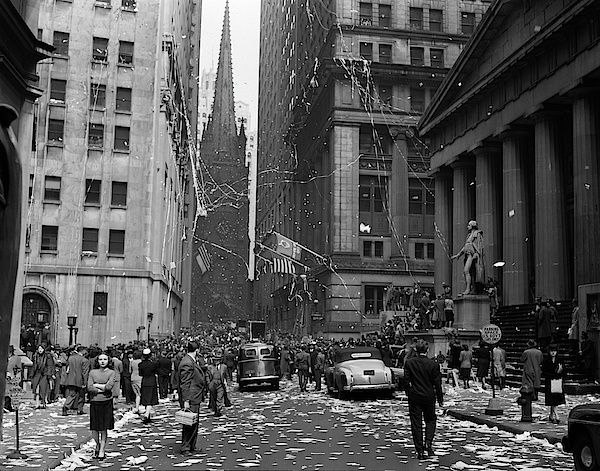 Rue new-yorkaise couverte de tracts, au milieu des gratte-ciel