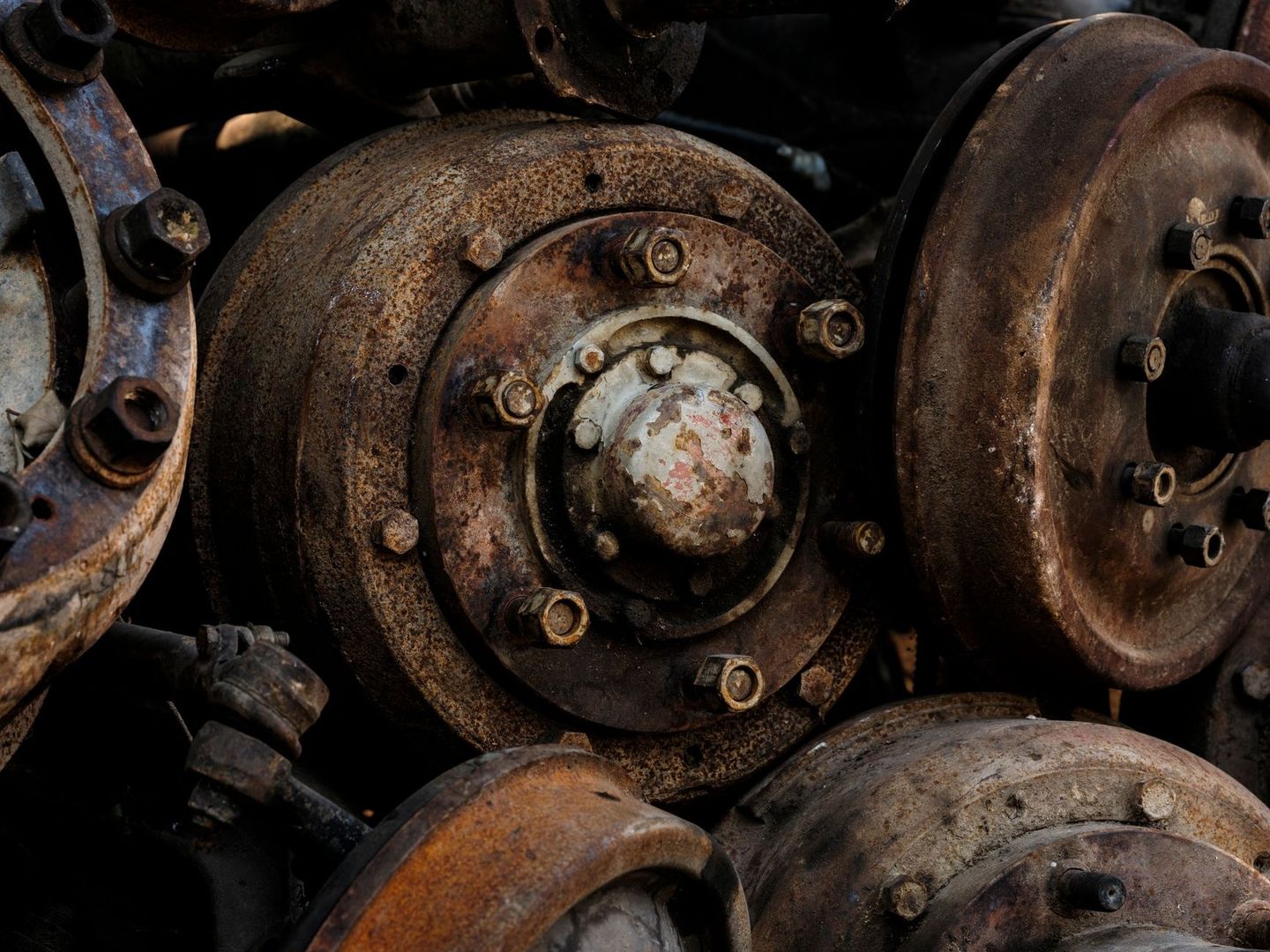 Gros plan sur des pièces mécaniques de remorque fortement rouillées