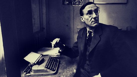 L'écrivain André Breton à son bureau de travail avec une machine à écrire.
